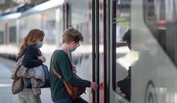 vrouwen stappen in trein (foto: NMBS)