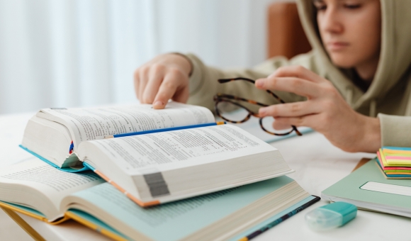 schoolboeken - Foto door Karolina Grabowska via Pexels